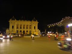 夜のオペラハウス。もっとライトアップしたらいいのに。