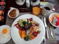 最後の朝ごはんです。今日のフルーツソテーはマンゴーでした。小さなキッシュや、大好きなチーズ＆ぶどうも毎日ありました。そして今日は、カレーを発見！ここの朝ごはんは毎日おいしかったなぁ。