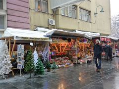 歩行者天国フェルハディヤ通りに、クリスマスと大みそかの準備のための出店が出ていました。