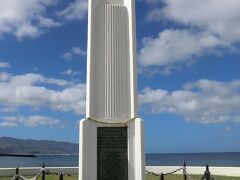 ハレイワビーチパークにある「戦争記念碑」です。
オベリスクの両側には、第二次世界大戦、朝鮮戦争、ベトナム戦争等で亡くなったワイアルア地方の人々の名前が刻まれています。
