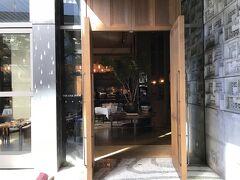 東京・六本木『グランド ハイアット 東京』6F

ステーキハウス【オーク ドア】のエントランスの写真。

シェフの腕と食材の魅力が織りなすシンプルかつパーフェクトな味わい
を、オープンキッチンから溢れるライブ感や芳しい香りとともに
ご堪能ください。
テラス席、ポール・シン・ボール氏の絵画が楽しめる個室のほか、
世界各国から集められたニューワールドワインが揃ったワインセラーが
ございます。
チャイナルームとの間に位置するスタイリッシュなバーでは、
終日軽食をお楽しみいただけます。
六本木のホテル、グランド ハイアット 東京のオーク ドアにぜひ
お越しください。

＜営業時間＞
ランチ11:30～14:30（土・日・祝 ～15:00）
アフタヌーン15:00～17:00
ディナー18:00～22:00
バー11:30～24:30（フード ラストオーダー 22:30）

https://www.tokyo.grand.hyatt.co.jp/restaurants/oak-door-restaurant/info/