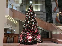 みなとみらいの駐車場に車を停めて、まずやってきたのは「インターコンチネンタルホテル」。

クリスマスツリーをパチリしちゃいます♪。どうしても、柱が入っちゃうなぁ～。
