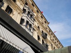 グランド ホテル ストックホルム(Grand Hôtel Stockholm)

この日のディナーはホテル1階にあるヴェランダ(Verandan)にて♪
日本からHPを通して、スモーガスボード（smörgåsbord）の予約済、、
最初はテーブル（1人分）の予約を入れたところ、、
アラカルト料理になっていて、スモーガスボード（smörgåsbord）になっていない事に気づき、、
メールでその由を連絡すると、一度キャンセルをして
再度スモーガスボード（smörgåsbord）として予約をして下さいとの返事、、
その通りに予約を一度キャンセルをして、再度同日同時間にスモーガスボード（smörgåsbord）の予約を入れました、、
一度キャンセルをしたことが、、、この後、問題になってしまうのですが、、
（スモーガスボード予約完了メールも念の為、プリントアウトして持ってきました）
