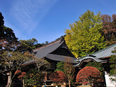 何とか早雲公園を抜け出したが、少し東に戻されてしまっていた。
住宅街の中をしばらく歩くと、目指す早雲寺が見えてきた。
早雲寺は、後北条氏歴代当主の菩提寺として栄華を誇った寺で、豊臣秀吉による小田原攻めの際に焼失。
江戸時代の寛永年間に再建され、今に至ってる。
その本堂の屋根には、北条氏の三つ鱗の紋が光っていた。