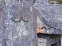 さらに旧東海道沿いに歩いて行くと、双体道祖神が祀られていた。
茶屋の道祖神と呼ばれ、隣には祠型の道祖神も置かれていた。