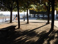 　横にある階段を上っていきます。　着いたのが「ブリュールのテラス」

　城壁があった跡に造られた貴族の館の公園が、１８１４年に一般開放されました。　　ゲーテが訪れて、「ヨーロッパで一番美しいバルコニー」　と絶賛したと言う。　テラス名は「ブリュール男爵の公園」だった事に由来する、との事です。