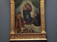 ラファエロ「システィーナの聖母」　　

　ラファエロの絵からは温かい雰囲気が伝わってきて、豊かな気持ちになります。

　見学の人も多かったですが、館内何往復かして、じっくり鑑賞出来ました。