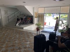 再び、タクシーでホテルに戻ってチェックアウトしました。