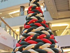 ヒルズの建物内にはクリスマスツリーの展示も有り、これは企画としては面白かった。

クリスマスツリーの素材はニット生地。
一番下段部分がソファーの様に座れる仕様になっていて、ヒルズを訪れた方々がクリスマスツリーに腰をおろし休憩できる場所となっていた。

ツリーの材質はビーズクッションのような触感かと思っていたが、どちらかと云うと柔らかめのウレタンみたいな感じで、腰を下ろすと身体ごと沈みこんだ。
