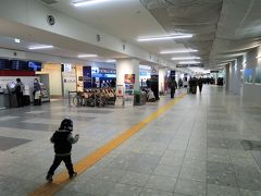 福岡空港着いたー。
黄色い道を見つけるとその上を歩かずにはいられない息子。
これはレールだと思っている。