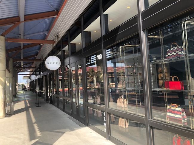 今回、時間潰しに初めて空港からすぐのアウトレットモール「あしびーな」に行こうと。このバスが13：00発。次だと14：00発。<br />何とか滑り込みセーフ。降車乗車が同じ4番バス停だったのがラッキー。<br /><br />空港から専用バスで15分。あしびーな到着。<br />周りはほぼアジア圏の外国の皆様。<br /><br />いやいやそこそこの広さ・ブランドがあるのに驚き・・。<br />見縊っておりました。<br />グッチ・トリバ・ジミーチュウ・ビビアンまである。<br />ここ三井系でも三菱系でもないDAIWAグループが運営。<br /><br />友達に今ワイケレにいるの～と嘘のLINE画像を。<br />全員え～！！・・あんたまたハワイ？？・・。<br />簡単に騙せました。ハワイの様な日差し。<br /><br /><br /><br />