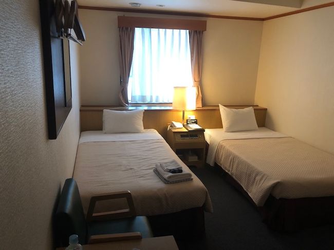 で那覇に向かいホテルチェックイン。<br />今回は楽天スーパーセールで格安兼ポイント利用でサンプラザホテル。<br /><br />確かに口コミ通り昭和感満載。緑のカーペットがレトロ～。<br />1名なのにツインにアップグレードしてくださいました。<br /><br />スタッフの方も頑張っておられます。<br />施設の古さを何とかカバーしようとする心意気が感じられました。<br /><br />