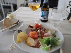 ヴェランダ(Verandan)
スモーガスボード（smörgåsbord）

＜　まずは、、冷たいお料理からいただきます♪　＞

美味しい～～♪
特にスモークサーモンの美味しかったこと♪
ローストビーフも絶品♪
サラダのお野菜もシャキシャキ、、とっても新鮮♪
…　つまり、、どれもとっても美味しいってこと♪（＾＾

お料理に合うビールも選んでもらいました♪
Luma Lager（ルマ ラガー）
地元ストックホルムの醸造所Nya Carnegiebryggerietのビール
とても香りの高いビールでした♪
