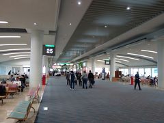 那覇空港でトランスファーです。