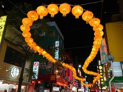 18:25 横浜中華街

中華街も夜はライトアップ！
クリスマスではなく、早くも春節の飾り付けです！
