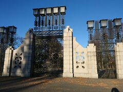 オスロ3日目。

ヴィーゲラン彫刻公園。

オスロ中央駅(ヤーンバーネトルゲ)からトラム12番でVigelandsparken(ヴィーゲランズパルケン)で降ります。
すぐに、立派な門が見えてきて、広い公園があります。

