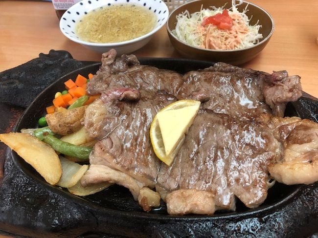 その日の晩はお目当の400gステーキ。<br />お目当の「いちぎん食堂」に。<br /><br />大きなステーキ1枚肉を期待も何てことない200ｇ×2枚。<br />なら200ｇでいかったです。ハイウェイ食堂の方に行くべきだったのか？<br /><br />これで1900円（ｽｰﾌﾟ・ｻﾗﾀﾞ・ﾗｲｽ付）は確かにお得。<br />味は見た目通りの・・・。<br />スーパーのSALE品OGビーフを焼いたまんまの味です。<br /><br /><br />