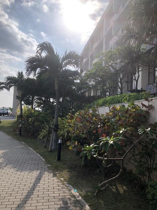 この日の日差しは初夏の様相。これまたハワイ風。<br /><br />画像は超高級の瀬長島ホテル。<br />更なる増設も進んでます。<br /><br />夏以外の稼働率がこれまた心配に・・。<br /><br /><br /><br /><br /><br /><br /><br />