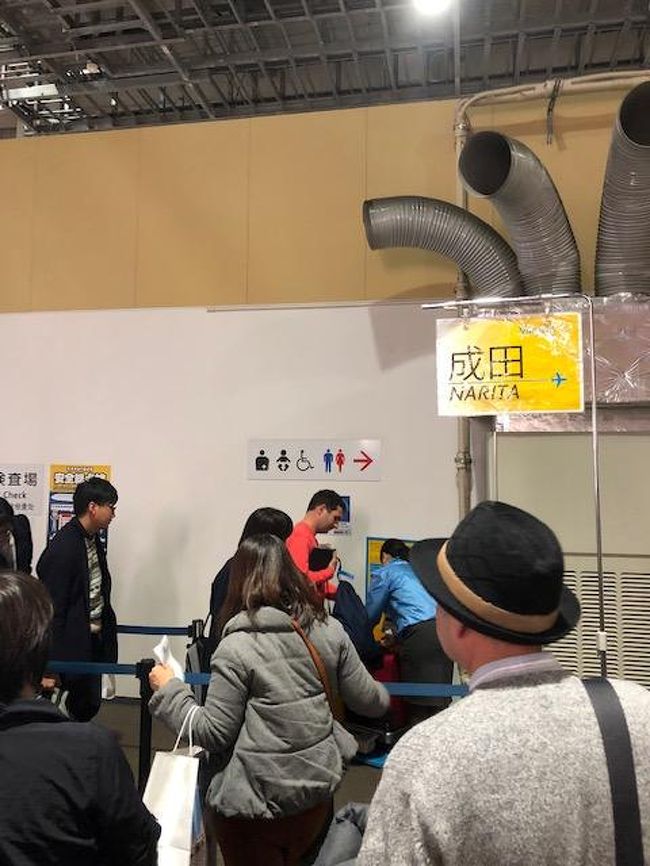 で悲しいLCC体育館へ移動。<br /><br />皆様～。<br />数あるLCC手荷物検査で最大に厳しいのがこちら那覇空港LCCターミナル。<br /><br />ＷＥＢインを済ませても１人１人この計量難関を突破しなければなりませぬ。<br />よって時間かかるかかる。<br />何故にこの基準が各空港でバラバラなのか？<br />意味不明です。<br /><br />機内持込カバンを全てを強制的に秤の上に。7KGを越えたらアウト。<br />約3割の方々が突破できずカウンターに戻されます。<br /><br />私は以前も経験済故、重い携帯バッチリーやらはポケットに。<br />これで何とか6・8ＫＧで突破・・。<br /><br />コロコロにも手持バックにもVANILLAの青いタグが貼られます。<br />成田や千歳はＷＥＢインすればまんまセキュリティへ直行。タグなんか不要。<br /><br />7ＫＧギリギリの方はお土産買うならここを通過後の小さな売店購入がお勧めです。石垣ロイズも販売していました。<br /><br />久々の櫻井翔と同級生とやらのバニラの男性責任者ＣＡによる奇妙（あえて本音）毎回同じセリフのＰＡを聞きながらこれまた定刻よりすこし遅れて成田沖止着。<br />彼もピーチに行くのかな～といらぬ心配を。<br /><br />これにて2018年。海外16本・国内7本の旅行癖の旅が終わりました。<br /><br />成田空港の空港税・アクセス成田にもかなり貢献しましたです。<br />来年も加齢で膝に水が溜るやらの前に行きまくぞ～と誓う私でした。<br /><br /><br />