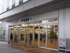 1時間ちょっとで金沢駅。
ん、あの派手な門がないぞ？

