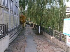 松川遊歩道です。
畳岩の道並みですね。