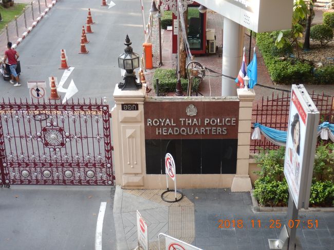 amazing THAILAND! (7)ツアーに参加するために、サイアム駅(Siam)からチットロム駅(Chit Lom)手前までスカイウォークをブラブラ・・・