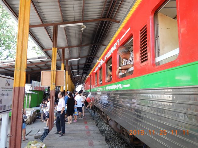 出発する方向です・・・<br />お客が乗り込んでいますね～<br />我々のツアーは、幸運にも最後尾の車両に乗ることができました！！<br />市場がテントを広げて再開する様子が見られるので、すごく楽しみです！！