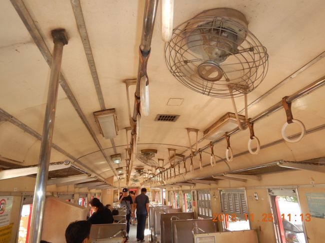 汽車の中です・・・<br />昔懐かしい扇風機が天井に付いていますね～<br />何故かつり革がある～<br />ってことは、混雑することがあるんでしょうか？