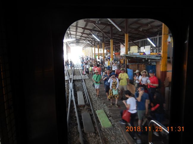 発車しました！！<br />駅ホームには、見送る人でいっぱい！！