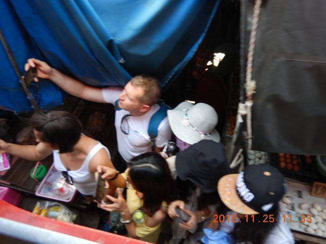 撮ってる撮ってる・・・<br />みんなギリギリのところで写真を撮っていますね～<br />危ないよ！！