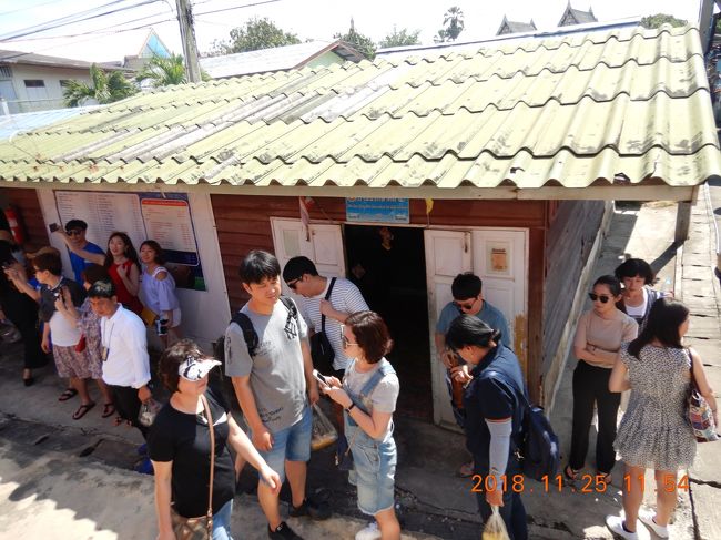 人が沢山いますが、何かの観光地かな～<br />Ban Na Khokという駅ですが・・・