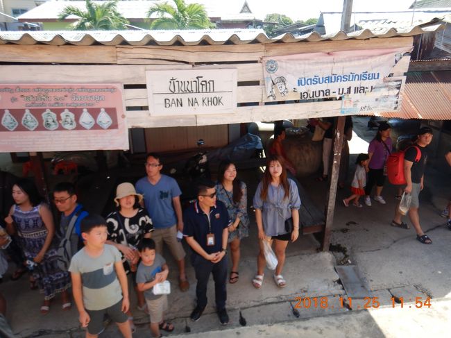 乗る人がいないけど、皆さんメークロン市場へ行くんだろうか・・・<br />逆方向行を待ってるんだね～