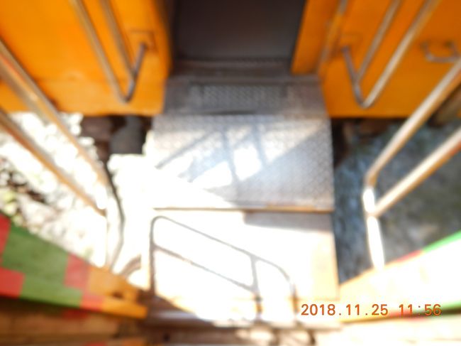 次の駅で降りますが、最後尾はホームに掛からないということで前の車両に移動中・・・<br />連結部分はむき出し！！