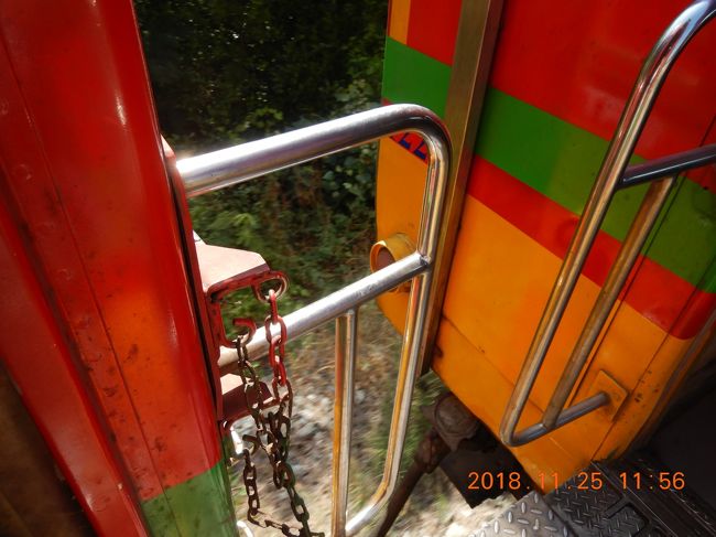 こんな手すりだけで大丈夫かな～<br />列車が揺れると、こんなに大きく開いてしまう！！<br />怖いね～