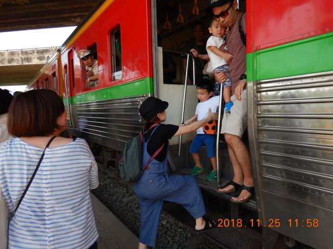 ホームが低く、降りるのは大変です！！<br />一応扉のあるところ辺には、足場が設置されてはいますが・・・