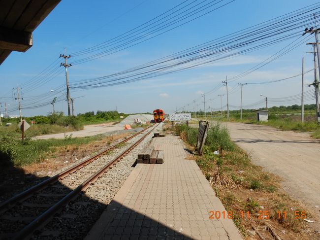 遠ざかる汽車・・・<br />乗降するときに利用する足場がポツンとありますが、何気に見ただけでは何なのか分からないよね～
