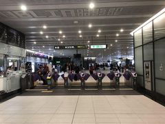 台北桃園空港に到着！

券売機で日本のSuicaやPASMOのような交通系ICカード「悠遊カード(悠遊卡)」を買って、昨年(2017年)にようやく開業した桃園機場捷運(桃園MRT)に乗って台北市街へ。