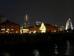 ピア赤レンガから見た夜の赤レンガ倉庫とクリスマスマーケットのクリスマスツリー　遠くに横浜ランドマークタワー