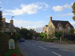 イギリス3日目にしてはじめての青空、うれしい(^^)/

スリーウェイズ・ハウス・ホテルの前にブロードウェイに行くバス停がありました。

でも、出発前日本から｢最寄りのバス停の名前を教えてほしい｣ってホテルにメールしたら『NO　NAME』って返信が来て。

えっ…(・・?)と思ってたけどホントでした。名前も時刻表もないバス停です。

それどころか目印になるものさえもなく、ホテルのスタッフにこの辺に立って待ってなさいと教えられました（驚）