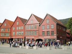 kuritchiがこのベルゲンに1泊しようと思ったのは、、
このブリッゲン(Bryggen)を写真で見て目がハートになってしまったから、、

ブリッゲン(Bryggen)はベルゲン旧市街の倉庫群の事を指し
ノルウェー語では埠頭という意味で、、
かつて14～16世紀半ばにバルト海沿岸の交易を独占していたドイツの交易商ハンザ商人の事務所などとして使用されていた場所、、

最初はこのブリッゲン(Bryggen)内のホテルを探したのですが、、
なかなか希望に合うホテルが見つからず、、
ベルゲンの中心部のホテルは数が限られているので、料金も高め、、
しかも、、狭い、、、
