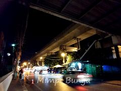 夜、ドンムアンに到着。
明日はクラビへ向かうため、脱いだ冬服や、バンコクでのみ使用するものを纏めて、荷物預かり所へ持って行きました。
１日７５バーツで預かり、返却時に清算。
両替後、空港近くのホステルへ向かうため、アマリホテル方面への陸橋を渡り、階段を降りたところ。
この写真は、アマリ玄関前から撮っています。