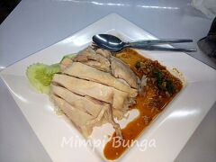 ５日後にバンコクへ戻ってきました。
今回の旅は、７泊全て移動というハードスケジュールなので、時間は貴重だったので、バンコク到着はすぐにホテルにチェックインして、ホテルのプールでひと泳ぎしてから、夜はチャオプラヤーディナークルーズがあるので、その準備もあるしで、一刻も早くホテルへ向かう予定でした。
なのに、友人がまた、
「ラウンジに行きたい」と言い出し！
プライオリティラウンジは、制限区域外と区域内にもあるらしく、搭乗前と後にも利用できるので、友人はとにかく制覇したいらしい。
おまけにお酒も飲み放題、食べ放題だし？
せっかくカードを持っているから、行きたい気持ちは分かるけど、私はプライオリティパスなんぞ持って無いし、何より、早くバンコク市内に向かいたいのに、空港などで時間を潰しているのが勿体無い！！
仕方が無い・・と思い、１時間だけということで、待ち合わせをし、私はその間、ターミナル２のマジックガーデンでカオマンガイを食べることにしたのです。
カオマンガイ（ハイナンチキンライスとメニューでは書いてあった）は80バーツ。
市内よりも高いけど、鶏肉はふっくらボリュームもあって、ナムチムも美味しかった。
別で水ボトルは10バーツで合計90バーツのランチ。

さて、食べ終えて３０分ほどタバコを吸いながら友人を待ち、バスでモーチットまで行き、そこからBTSでスラサックへ移動しました。
