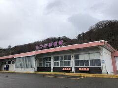 食べ終えて歩くこと20分ほどであつみ温泉駅に到着
ラーメン屋が混んでたら間に合わないかもと心配していたが大丈夫だった