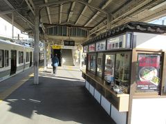 米原駅に到着。
ホームには米原駅の老舗井筒屋の立ち食い蕎麦スタンドと駅弁店。