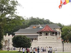 なかなか広い道路を歩いて進むと仏歯寺の正面に出てきました。