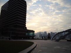 カオルーンホテルから歩いても5分もかからないくらい。
インターコンチネンタル香港に到着！