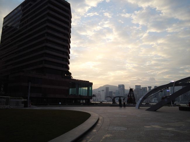 カオルーンホテルから歩いても5分もかからないくらい。<br />インターコンチネンタル香港に到着！