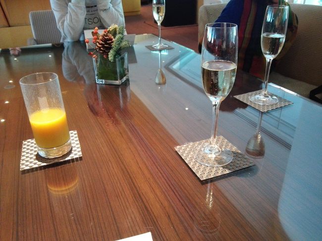 今回ネットで公式サイトからクラブ特典付きのハーバービュールームを予約しようとしたのですが、なぜかうまくヒットしなくて、電話でツインルーム2部屋の予約を入れていました。<br /><br />チェックインは優雅にシャンパンを頂きながら…。<br />