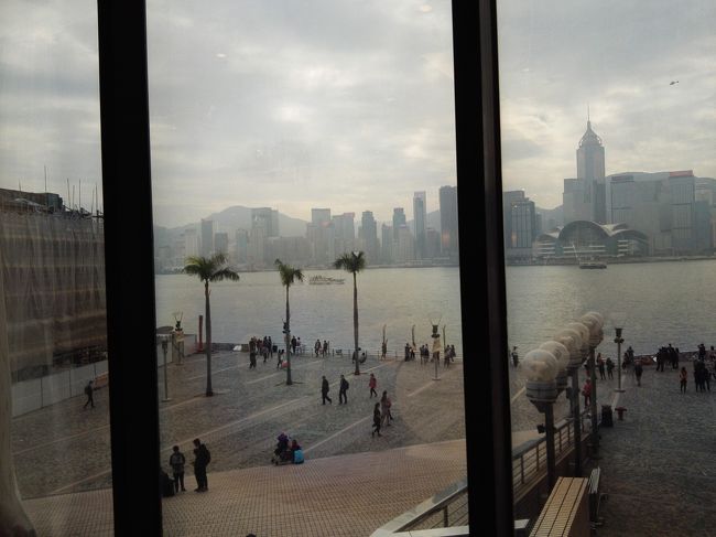 ハーバー沿いなので窓からはいい眺め。<br />今日は昨日よりももやが強くかかっています。<br />気温は高くてシャツ1枚でも大丈夫なくらい。