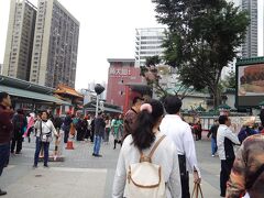 朝食後、地下鉄に乗って一番のパワースポットという黄大仙へやってきました。
結構な人です。
尖沙咀からは1回乗り換えがありますが、30分もかからないくらい。
